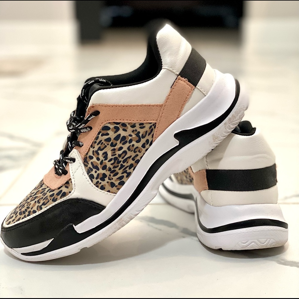 Like-new VENUS tennis shoes